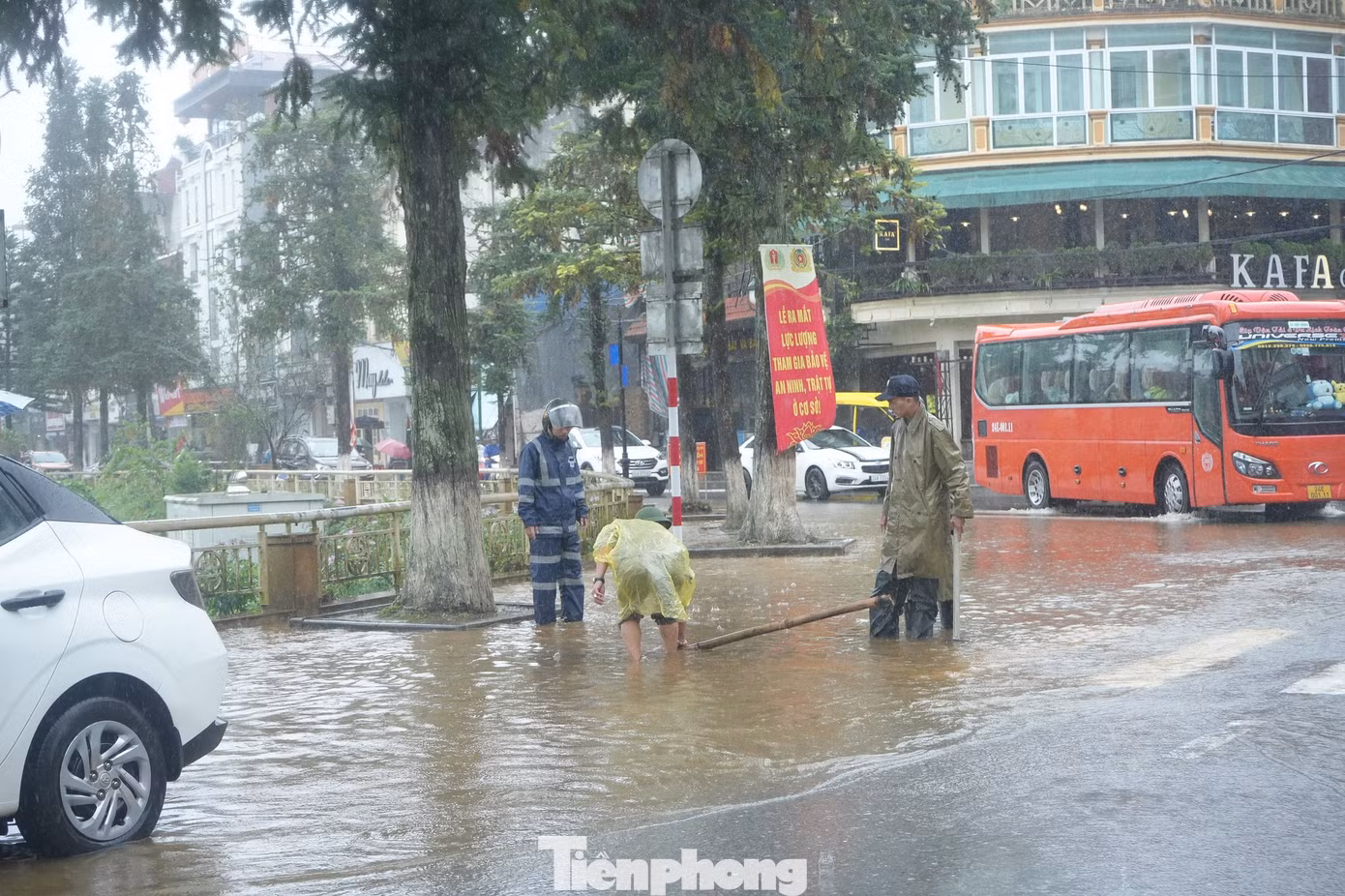 Đặc biệt tại chân dốc Ô Ten, mưa lớn đã gây ra ngập lớn, có nơi ngập 50cm - 80cm.