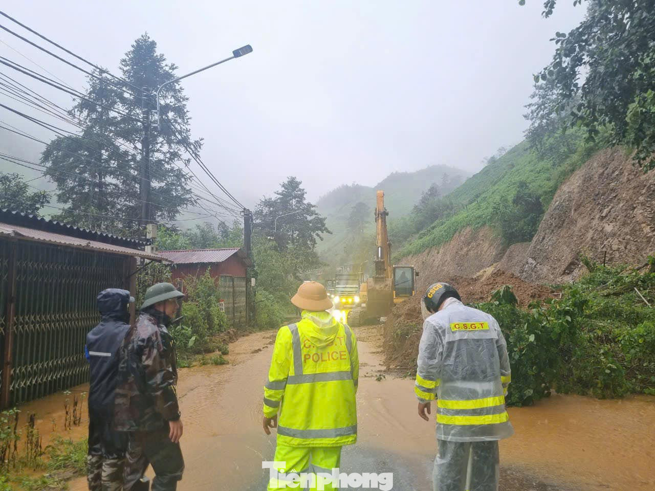 Mưa lớn kéo dài đã khiến hơn 60m3 đất đá tại khu vực km 95-96 và km98-99 QL4D thuộc phường Ô Quý Hồ bị sạt xuống đường gây ách tắc giao thông.