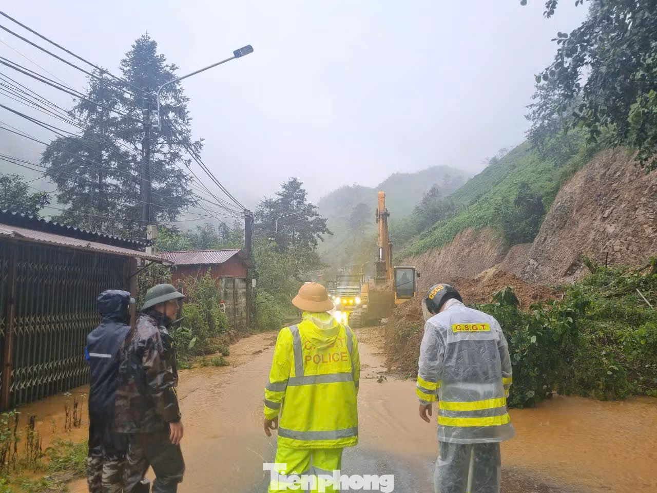Mưa lớn kéo dài đã khiến hơn 60m3 đất đá tại khu vực km 95-96 và km98-99 QL4D thuộc phường Ô Quý Hồ bị sạt xuống đường gây ách tắc giao thông.