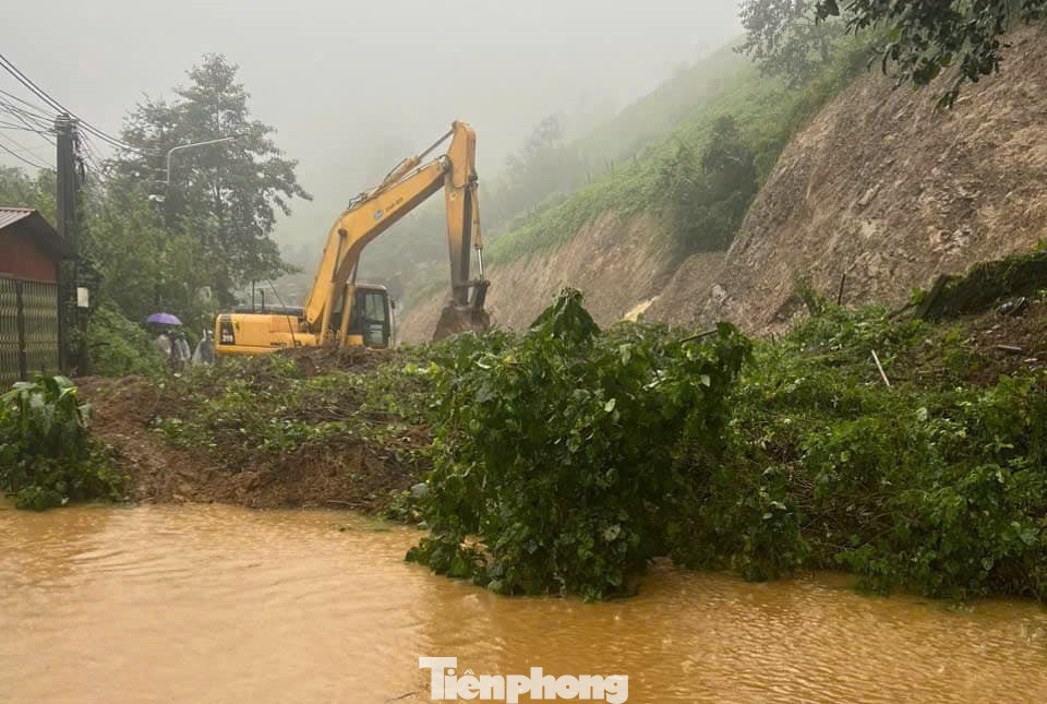 Tại khu vực đường DH92, phường Phan Si Păng, hàng chục khối đất đá, cây cối bị sạt xuống đường gây nguy hiểm cho người dân cũng như các phương tiện khi lưu thông qua.