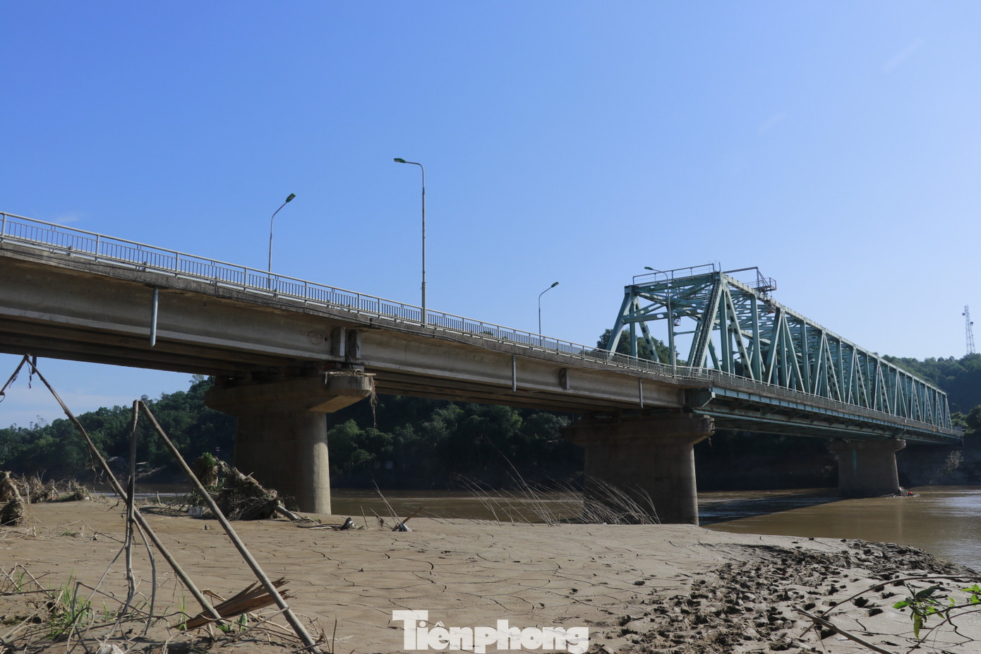 Trước đó, ngày 3/10, Sở Giao thông vận tải tỉnh Yên Bái có Công văn cấm toàn bộ người và phương tiện lưu thông qua cầu Yên Bái để kiểm tra an toàn, duy tu, sửa chữa cầu.