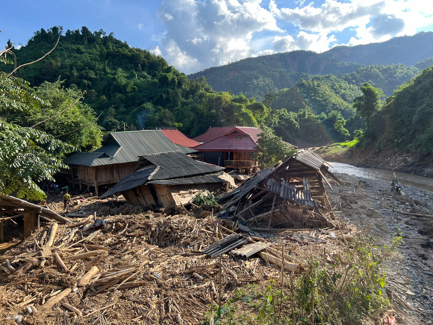 Để khắc phục, các hộ dân trong bản phải thay phiên nhau nấu cơm nhờ tại một hộ trên bản. Các hộ hỗ trợ vay mượn nhau từng nắm gạo, từng gói mì tôm để sống qua ngày. Để khắc phục, các hộ dân trong bản phải thay phiên nhau nấu cơm nhờ tại một hộ trên bản. Các hộ hỗ trợ vay mượn nhau từng nắm gạo, từng gói mì tôm để sống qua ngày.