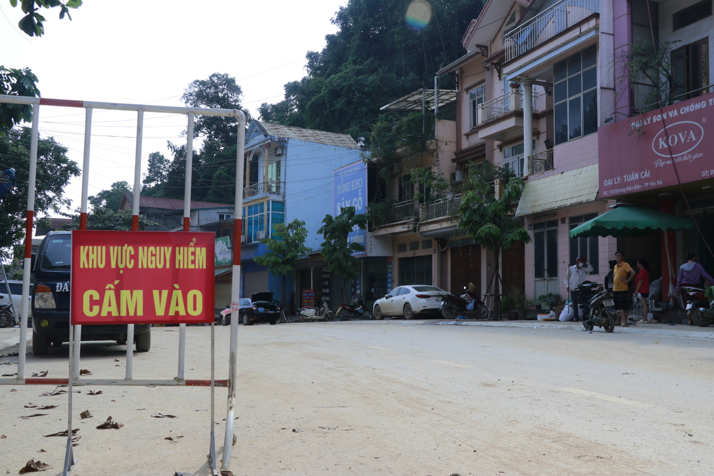 Đến ngày 16/9, tỉnh Yên Bái đã phải di dời khẩn cấp 193 ngôi nhà. Di dời hơn 1.600 ngôi nhà do sạt lở, taluy ảnh hưởng. Trên ảnh là khu vực đường Điện Biên, thành phố Yên Bái, cả hàng dài dây căng, biển báo khu vực nguy hiểm có nguy cơ sạt lở.