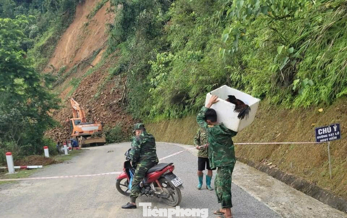 Các đơn vị đang cắm biển, phân luồng giao thông và khẩn trương khắc phục để sớm thông tuyến. Các đơn vị đang cắm biển, phân luồng giao thông và khẩn trương khắc phục để sớm thông tuyến.