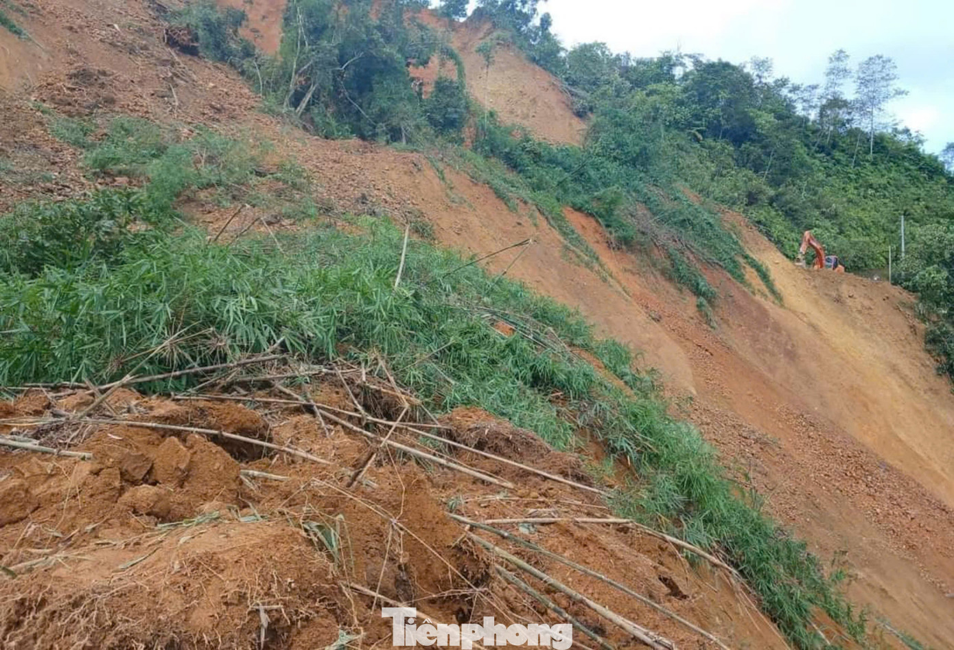 Cung trượt dài hơn 150m với hàng vạn khối đất đá sạt lở khiến giao thông Lai Châu và Điện Biên bị chia cắt. Cung trượt dài hơn 150m với hàng vạn khối đất đá sạt lở khiến giao thông Lai Châu và Điện Biên bị chia cắt.