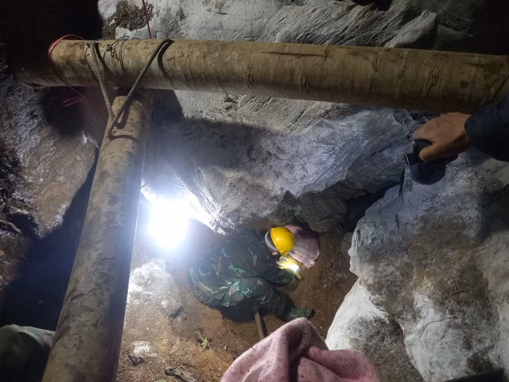 Sau hơn 3 ngày nỗ lực triển khai công tác cứu hộ, lực lượng chức năng đã đưa được thi thể nạn nhân Ma Văn Thế bị mắc kẹt trong hang ra ngoài. Sau hơn 3 ngày nỗ lực triển khai công tác cứu hộ, lực lượng chức năng đã đưa được thi thể nạn nhân Ma Văn Thế bị mắc kẹt trong hang ra ngoài.