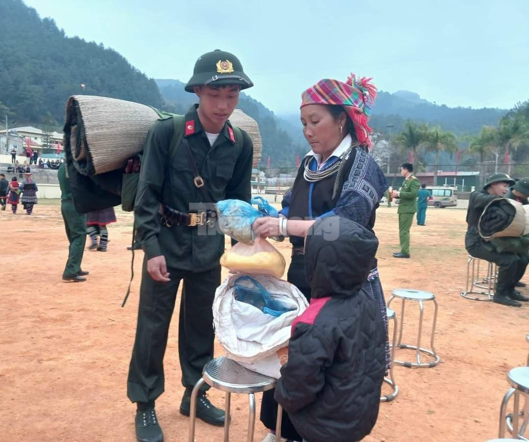 Những lời dặn dò, những gói bánh mì, đồ đạc mang theo của chàng trai người Mông Mù Cang Chải được người mẹ gói ghém cẩn thận.
