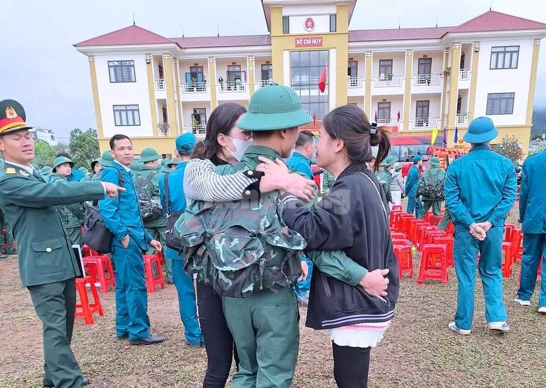 Những cái ôm chia tay gia đình, người thân trước khi lên đường nhập ngũ.