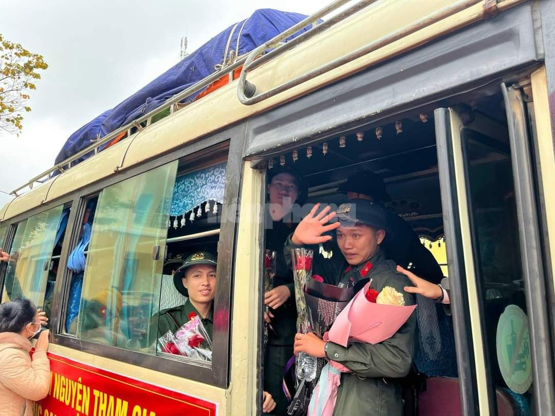 Trong những phút trước khi lên đường nhập ngũ, các chiến sĩ trẻ cũng không giấu được sự xúc động.