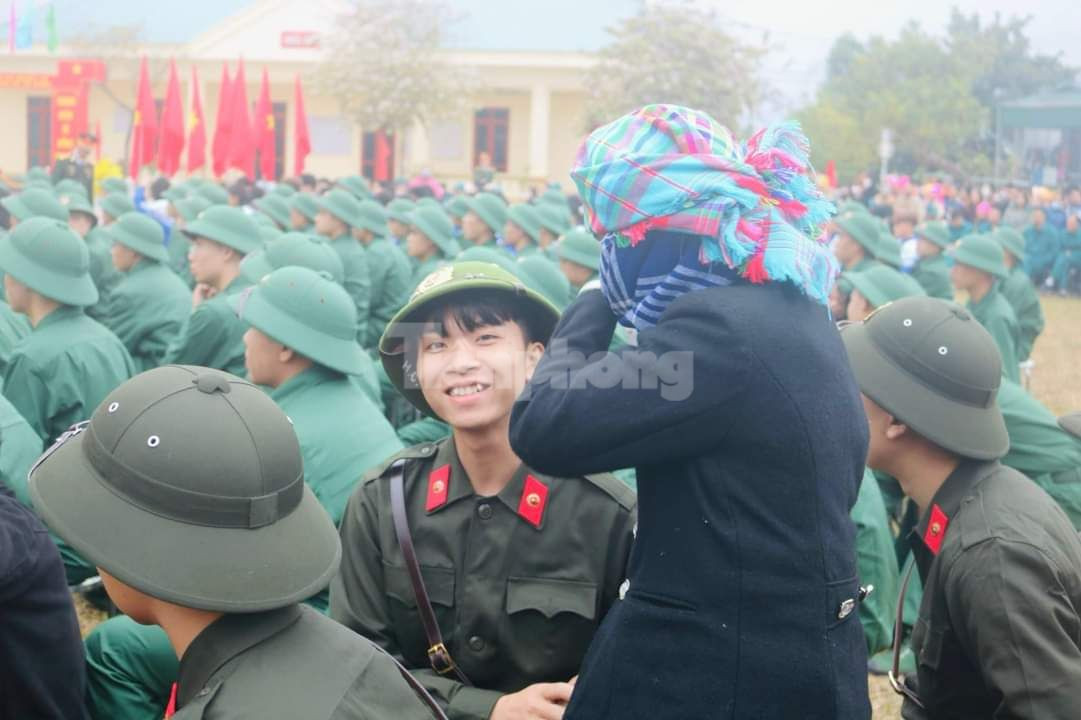 Khoảnh khắc chia tay gia đình để làm nhiệm vụ thiêng liêng với Tổ quốc, những giọt nước mắt chia ly đầy cảm động, những lời dặn dò ân cần.