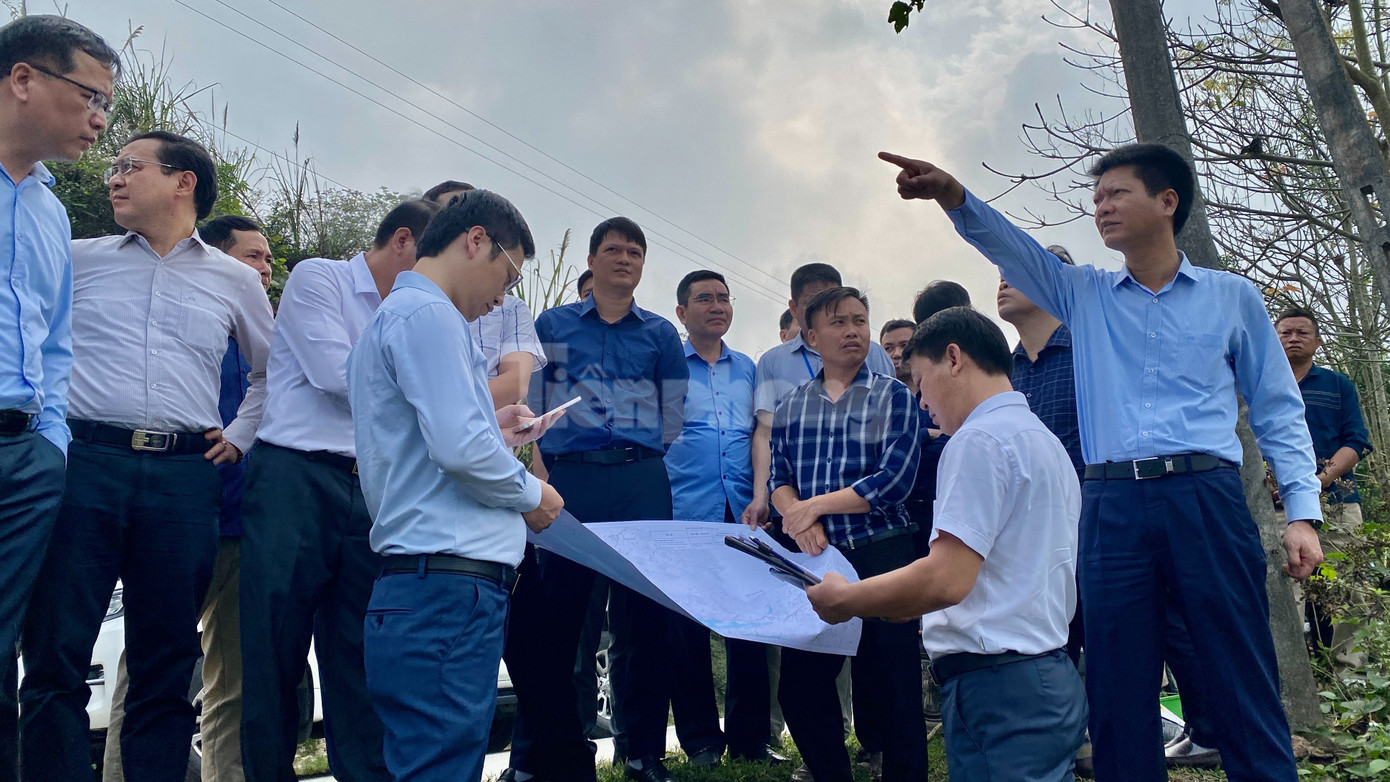 Phó Chủ tịch tỉnh Yên Bái yêu cầu huyện Yên Bình có phương án đầu tư cơ sở hạ tầng bảo đảm điều kiện di chuyển các hộ dân ra khỏi khu vực nguy hiểm, sớm ổn định đời sống và sản xuất cho các hộ dân trên.