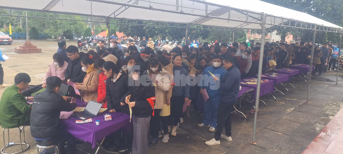 Ngay từ 7h sáng 23/1, trong tiết trời lạnh buốt dưới nền nhiệt độ ngoài trời chỉ hơn 100C nhưng tại địa điểm hiến máu ở huyện Văn Bàn đã chật kín người.