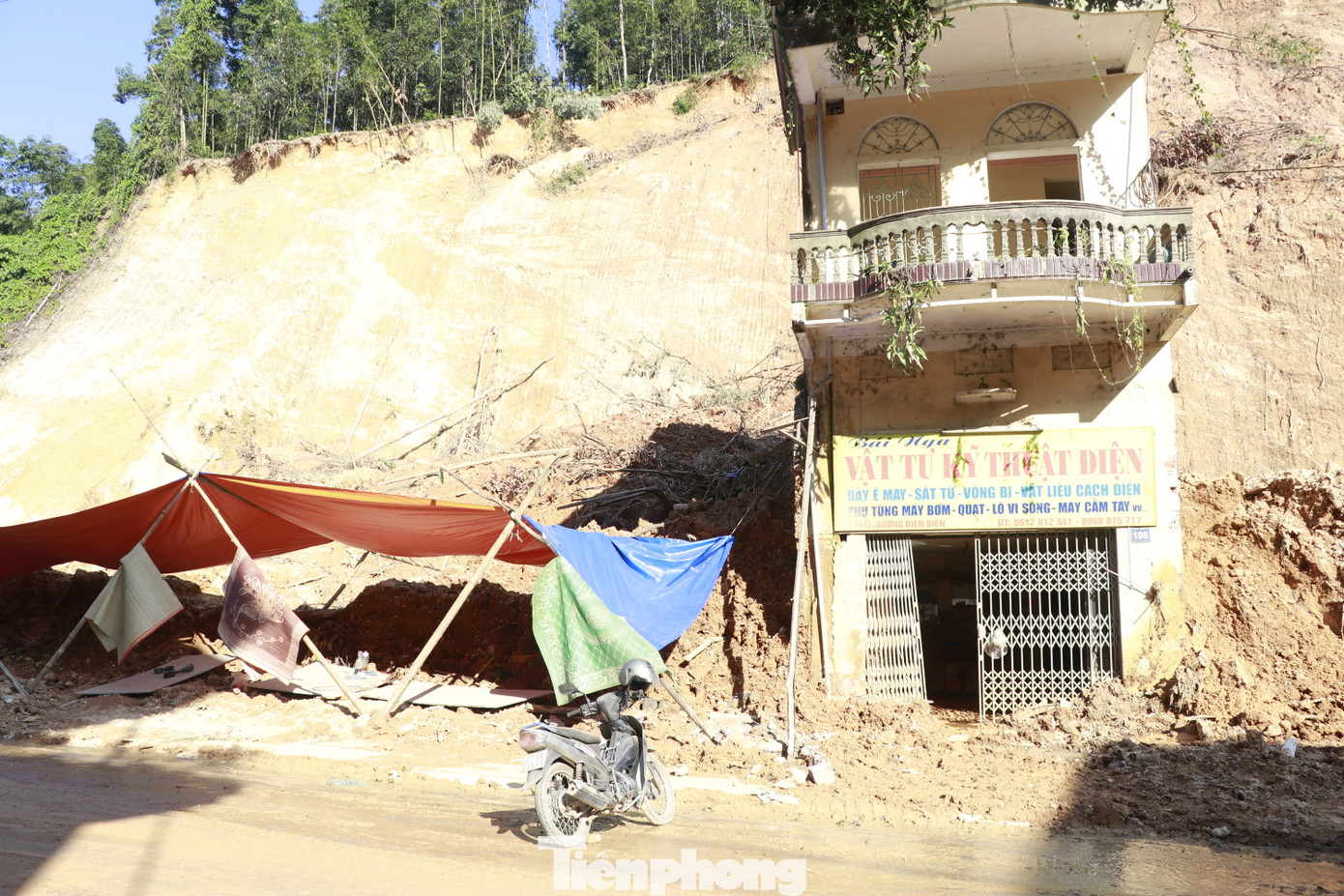 Đã một tháng kể từ khi thành phố Yên Bái chìm trong biển nước, hiện nhiều tuyến phố, nhà dân, cửa hàng... vẫn ngổn ngang trong rác thải, bùn đất.