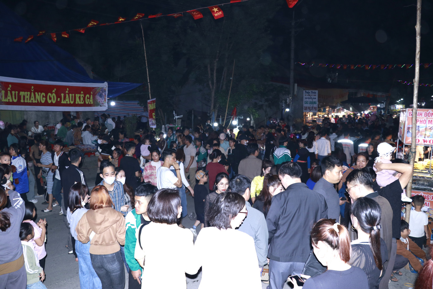 Đúng 0h ngày 21/2, lễ tế trâu trắng đầu năm được tiến hành ngay tại sân chính của đền Đông Cuông.