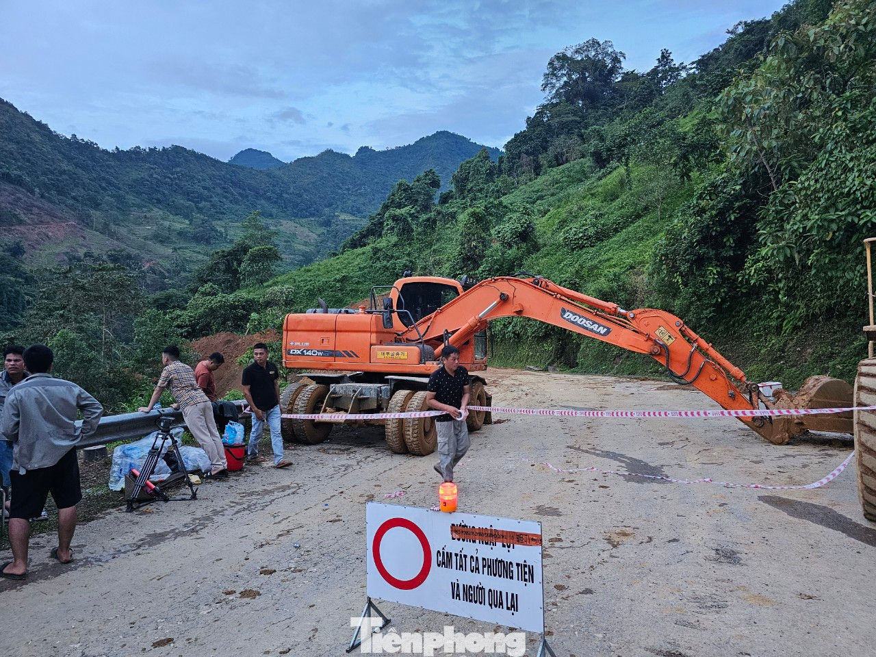 Các lực lượng cứu hộ, cứu nạn tạm dừng tìm kiếm đến sáng 14/7. Các lực lượng cứu hộ, cứu nạn tạm dừng tìm kiếm đến sáng 14/7.