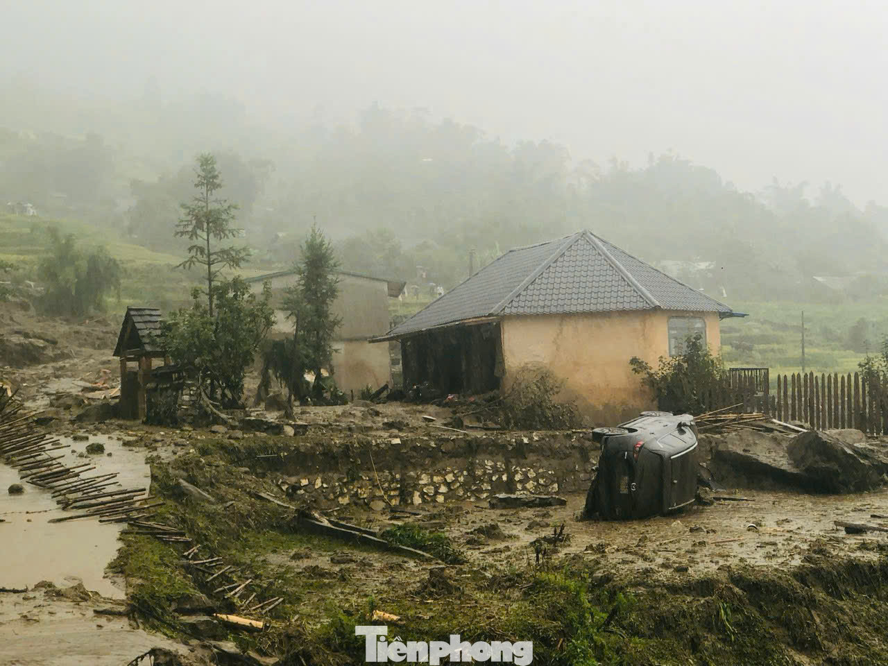 Thông tin đến Tiền Phong, lãnh đạo thị xã Sa Pa cho biết, khoảng 13h chiều 8/9, tại khu vực thôn Hòa Sử Pán 1, xã Mường Hoa, thị xã Sa Pa, mưa lớn gây sạt lở từ núi cao tràn xuống khu vực khu dân cư, ruộng và suối Mường Hoa.