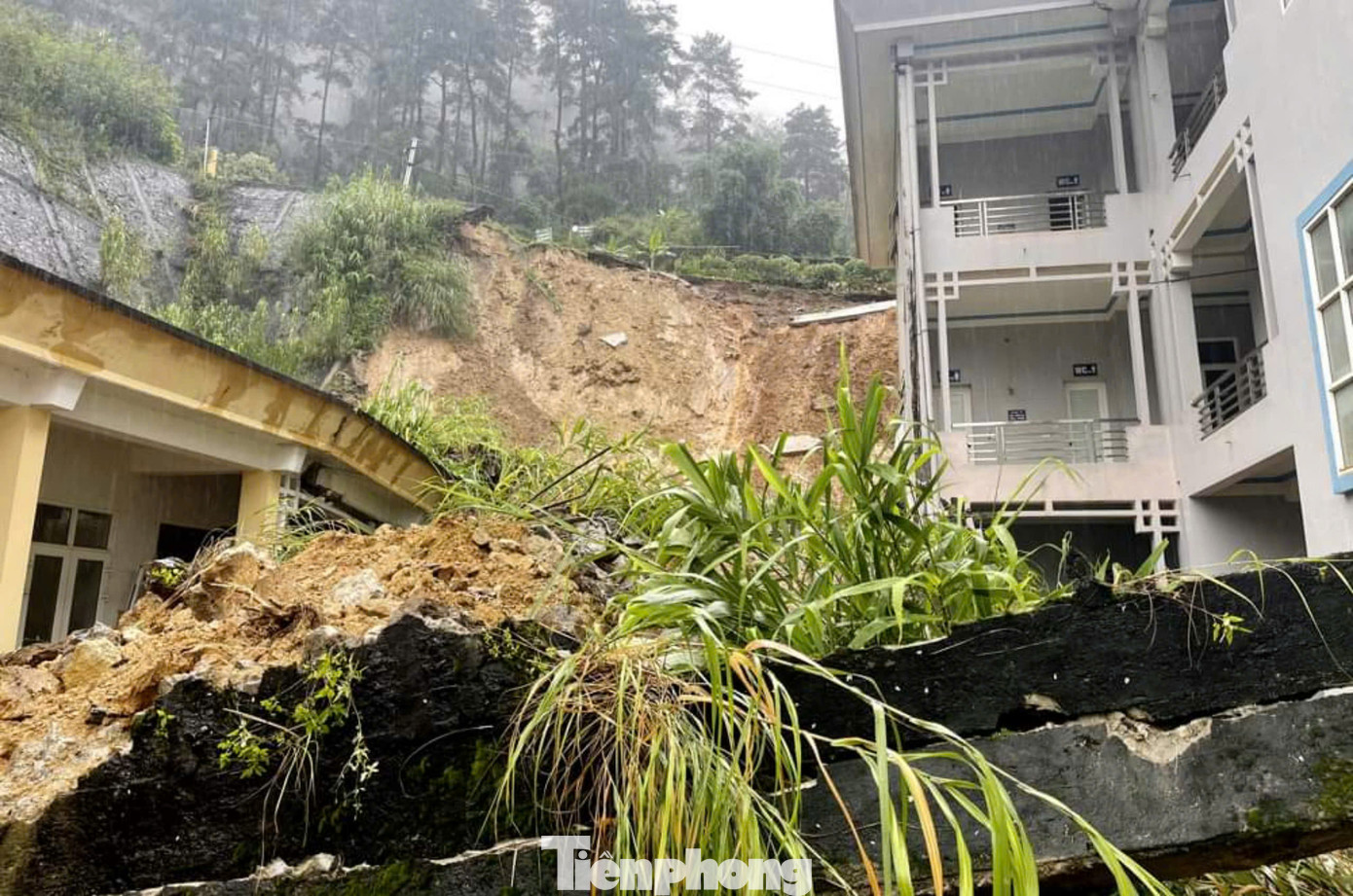 Tại xã Tà Xi Láng xuất hiện nhiều điểm sạt lở ở thôn Tà Cao, Chống Chùa, Tà Đằng và sạt lở nhiều điểm tại đường đi UBND xã. Trong khi đó, tại xã Làng Nhì, sạt lở đất đá trên một số tuyến đường và cầu tạm bị cuốn trôi. Nhiều xã khác cũng ghi nhận tình trạng sạt lở.