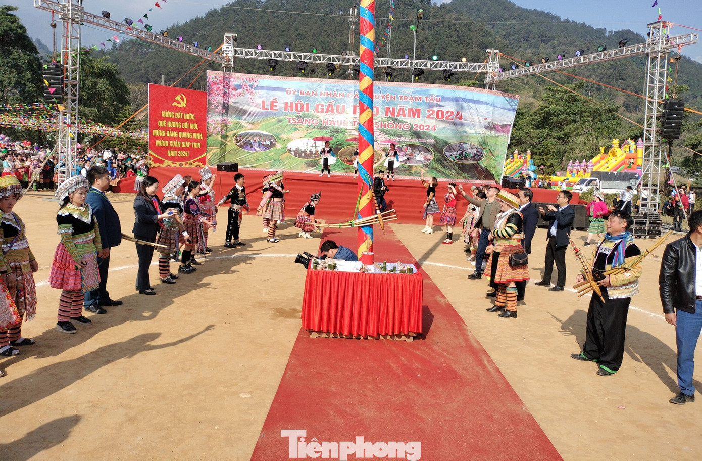 Trên khắp sân vận động, nhiều top nam nữ cùng nhau chơi trò ném pao, nhảy dây pao, bịt mắt bắt dê... Trên khắp sân vận động, nhiều top nam nữ cùng nhau chơi trò ném pao, nhảy dây pao, bịt mắt bắt dê...