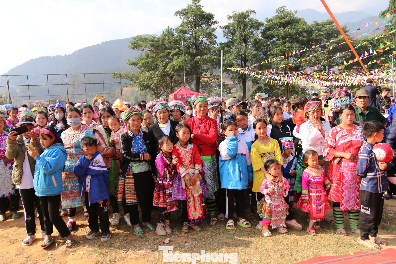 Thời gian người dân vui hội kéo dài cả ngày, dù đến quá trưa nhưng hàng nghìn người vẫn háo hức tham gia các trò chơi dân gian chưa muốn ra về. Thời gian người dân vui hội kéo dài cả ngày, dù đến quá trưa nhưng hàng nghìn người vẫn háo hức tham gia các trò chơi dân gian chưa muốn ra về.