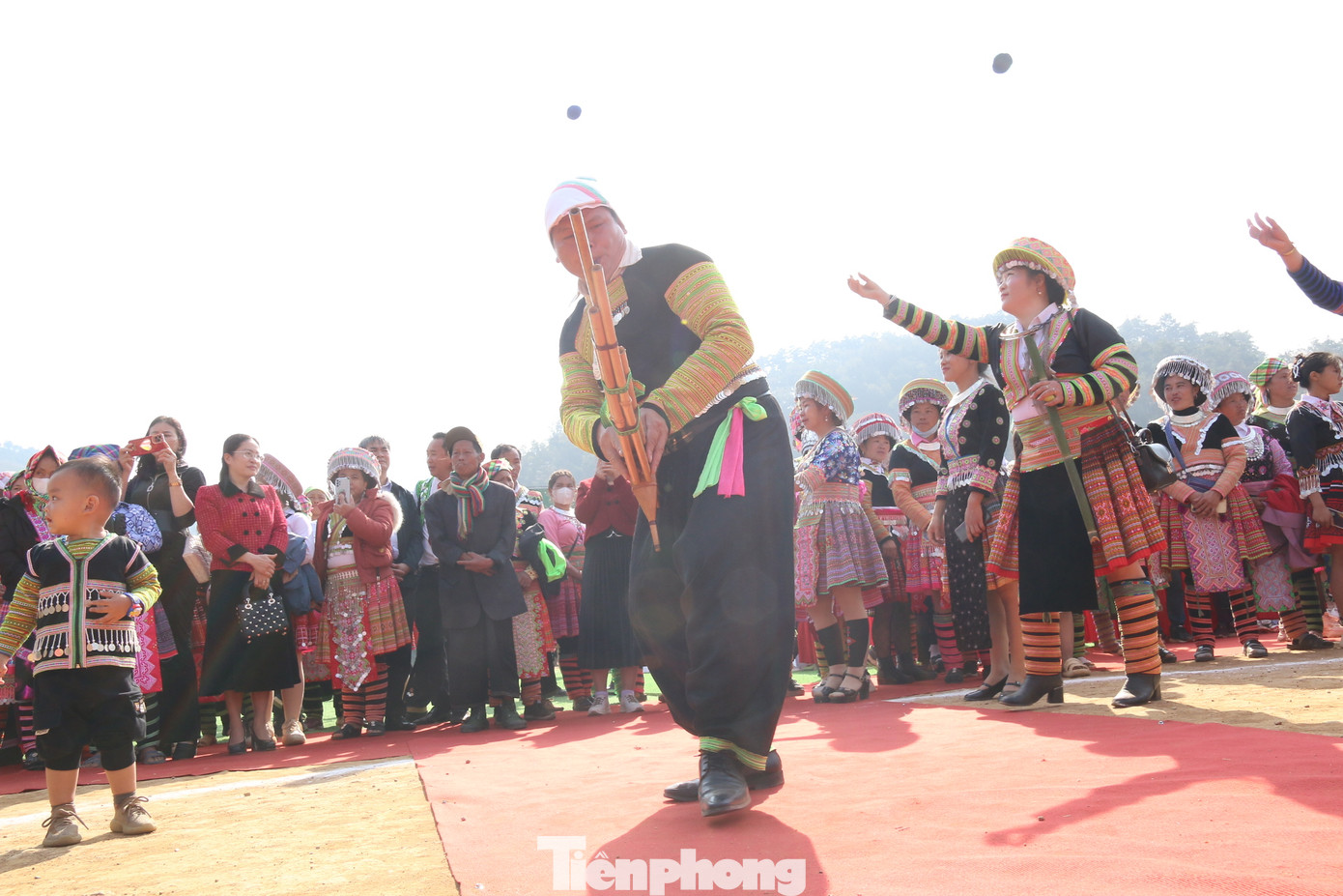 Cũng có những cặp đôi nam nữ nhảy múa theo điệu khèn Mông, hát những câu hát giao duyên mời gọi nhau làm quen, kết bạn. Cũng có những cặp đôi nam nữ nhảy múa theo điệu khèn Mông, hát những câu hát giao duyên mời gọi nhau làm quen, kết bạn.