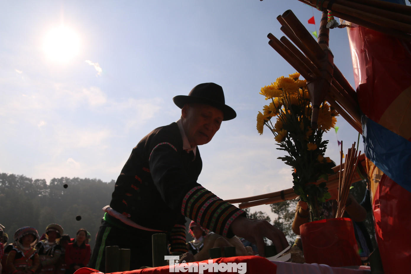 Mở màn lễ hội Gầu Tào, nghệ nhân Giàng A Su tiến hành nghi thức thắp hương và khấn xin thần linh cho phép mở hội trước cây nêu. Mở màn lễ hội Gầu Tào, nghệ nhân Giàng A Su tiến hành nghi thức thắp hương và khấn xin thần linh cho phép mở hội trước cây nêu.