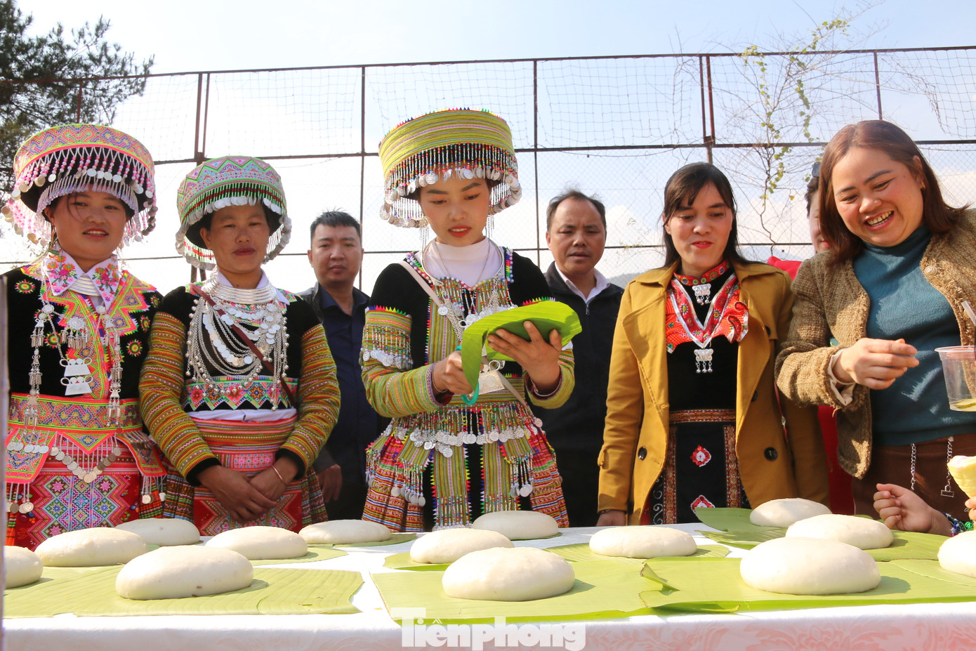 Chị em phụ nữ thì tất bật làm bánh dày mời chào những nam thanh, nữ tú cùng đông đảo du khách đến thưởng thức... Chị em phụ nữ thì tất bật làm bánh dày mời chào những nam thanh, nữ tú cùng đông đảo du khách đến thưởng thức...