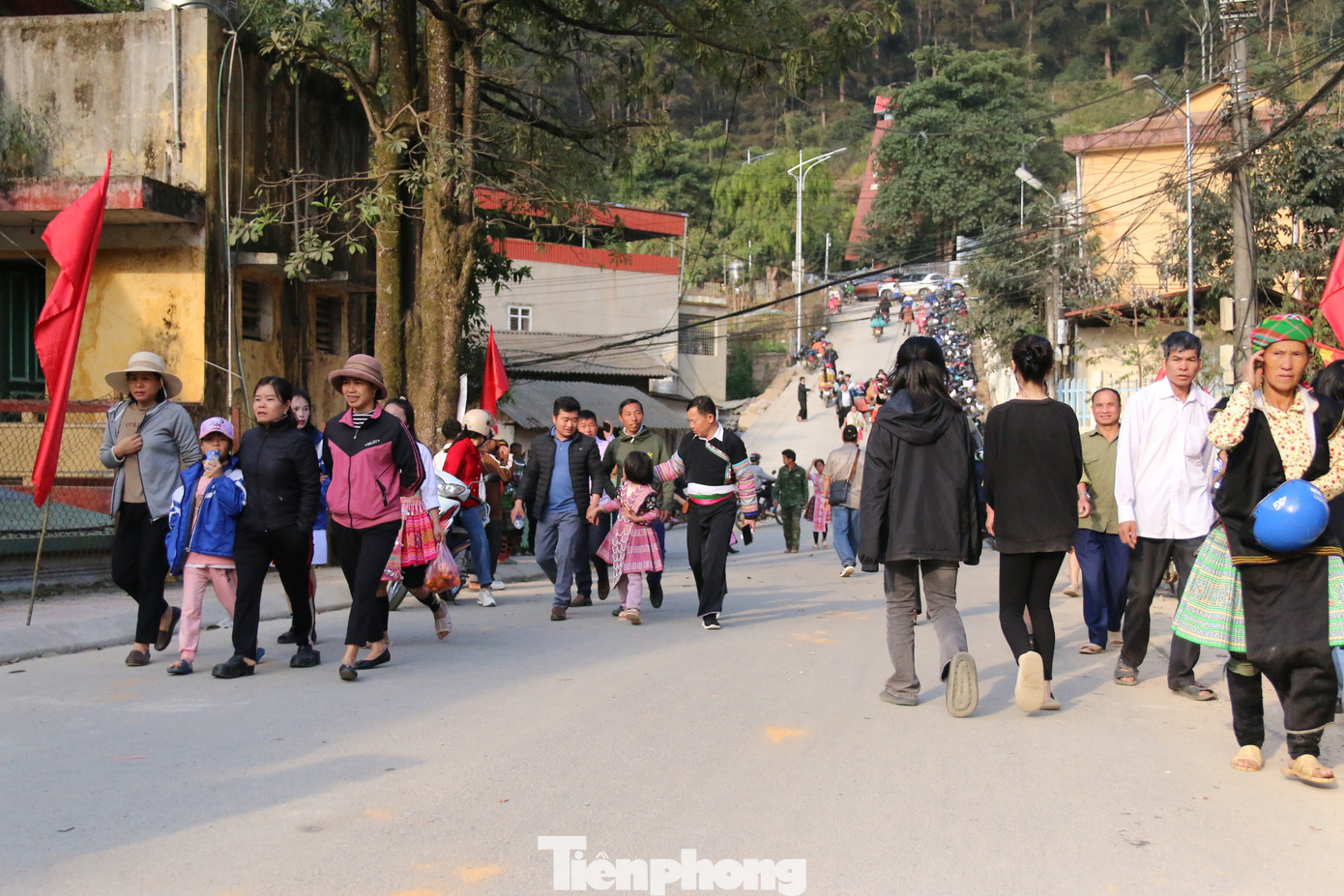 Ngay từ sớm ngày 18/2, theo ghi nhận của PV, trên khắp nẻo đường trung tâm huyện Trạm Tấu chật kín người đi lại, bà con cùng du khách nô nức đổ dồn về sân vận động huyện vui Lễ hội Gầu Tào. Ngay từ sớm ngày 18/2, theo ghi nhận của PV, trên khắp nẻo đường trung tâm huyện Trạm Tấu chật kín người đi lại, bà con cùng du khách nô nức đổ dồn về sân vận động huyện vui Lễ hội Gầu Tào.