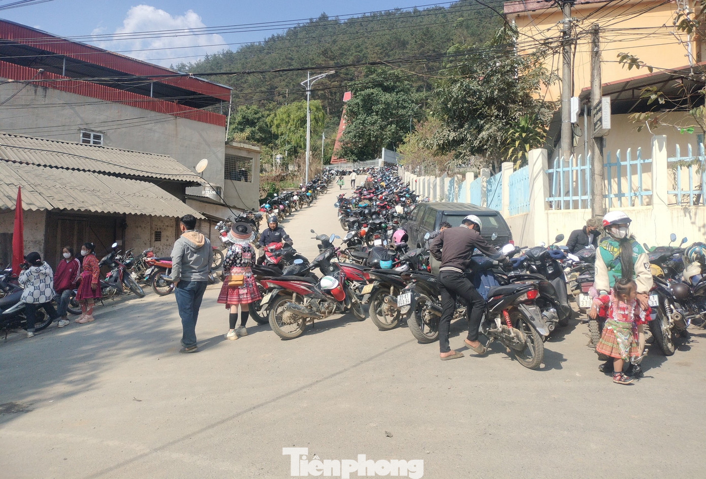 Hai bên đường các hàng xe xếp dài đến hàng km, sân vận động nơi diễn ra sự kiện chật kín với sự tham gia, có mặt của khoảng hơn một vạn người đến từ các xã của huyện Trạm Tấu cũng như du khách từ các huyện, tỉnh bạn. Hai bên đường các hàng xe xếp dài đến hàng km, sân vận động nơi diễn ra sự kiện chật kín với sự tham gia, có mặt của khoảng hơn một vạn người đến từ các xã của huyện Trạm Tấu cũng như du khách từ các huyện, tỉnh bạn.