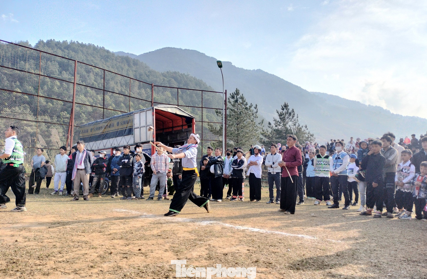 Sau nghi thức, người dân nô nức tham gia các trò chơi dân gian mang đậm bản sắc của đồng bào Mông như đánh cù, kéo co, đẩy gậy... Sau nghi thức, người dân nô nức tham gia các trò chơi dân gian mang đậm bản sắc của đồng bào Mông như đánh cù, kéo co, đẩy gậy...