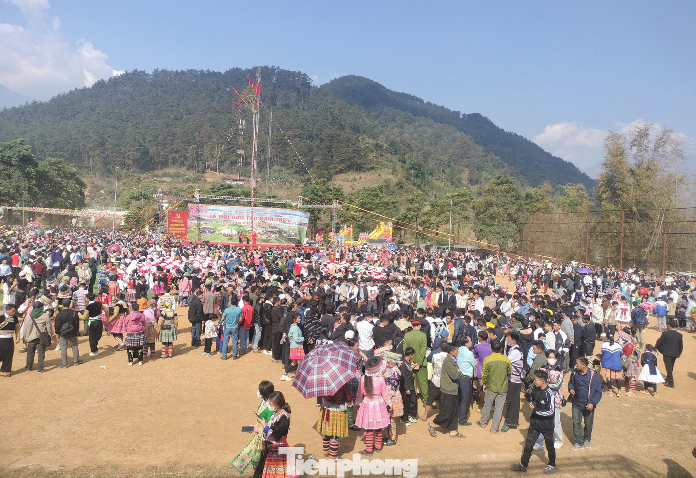 Đúng 7h30, chương trình được khai mạc với những màn văn nghệ đặc sắc mang đậm bản sắc của đồng bào Mông vùng cao Yên Bái. Những bài hát được hát bằng tiếng Việt và tiếng Mông được các ca sĩ chuyên và không chuyên của huyện cũng như các địa phương tỉnh bạn được khán giả nồng nhiệt đón nhận. Đúng 7h30, chương trình được khai mạc với những màn văn nghệ đặc sắc mang đậm bản sắc của đồng bào Mông vùng cao Yên Bái. Những bài hát được hát bằng tiếng Việt và tiếng Mông được các ca sĩ chuyên và không chuyên của huyện cũng như các địa phương tỉnh bạn được khán giả nồng nhiệt đón nhận.