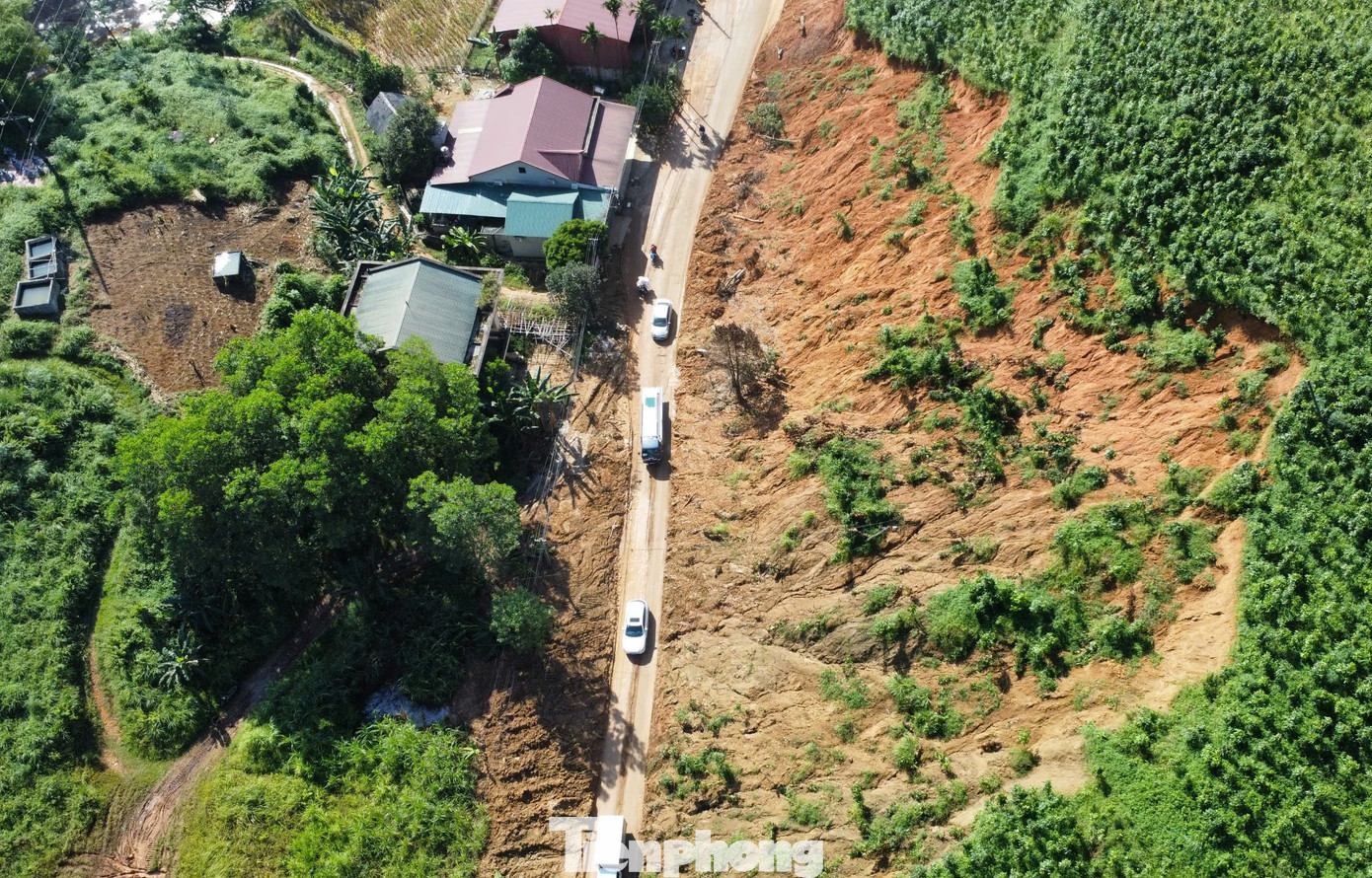 Theo ghi nhận của PV, tại các phường, xã, trên khắp các tuyến đường tại thành phố, các gia đình, chi chít các điểm san gạt, máy móc, phương tiện vận tải tấp nập như đại công trường.