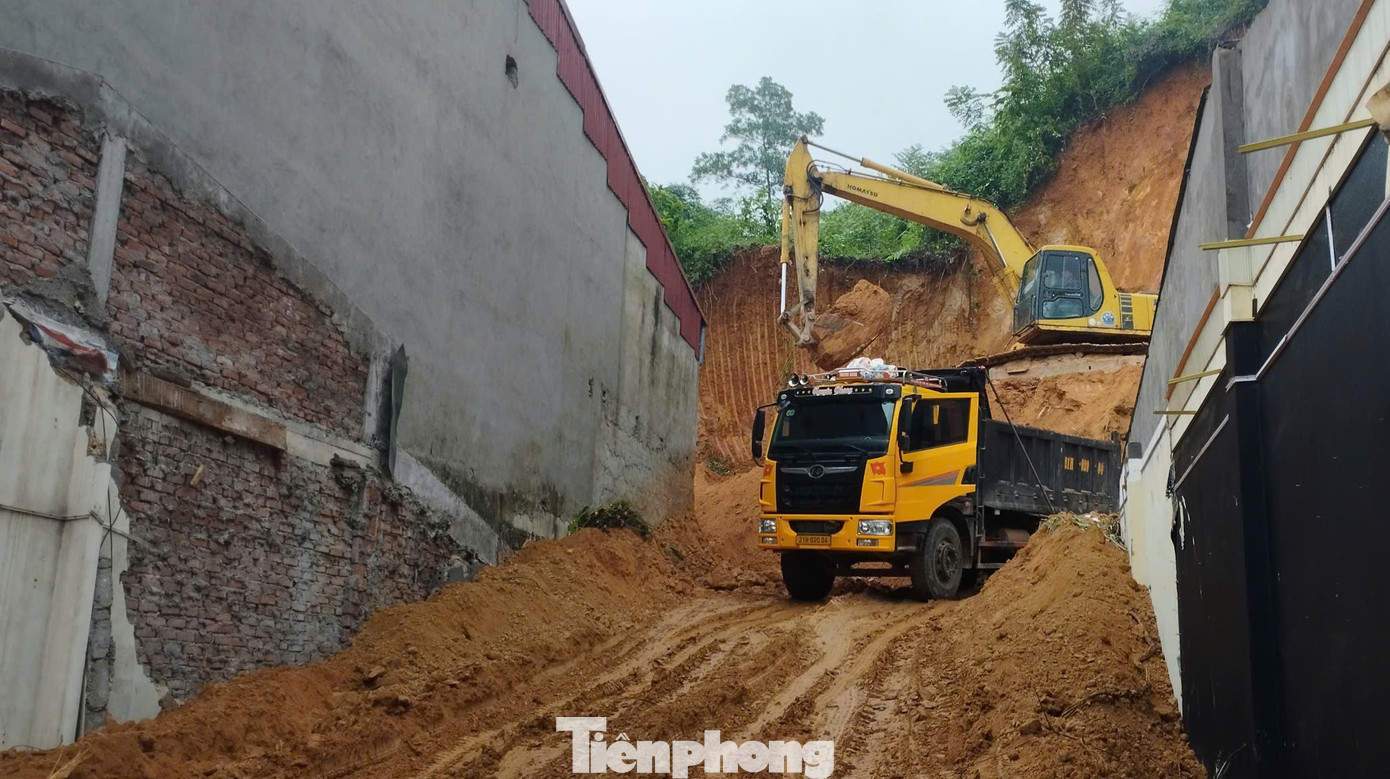 Theo ghi nhận của PV, tại các phường, xã, trên khắp các tuyến đường tại thành phố, các gia đình, chi chít các điểm san gạt, máy móc, phương tiện vận tải tấp nập như đại công trường.