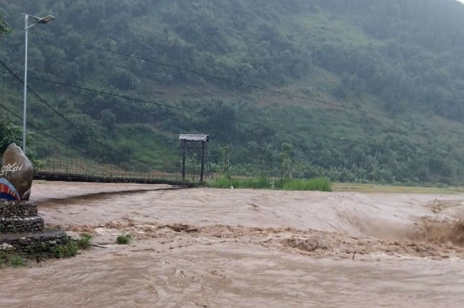 Mưa lũ đã khiến 2 nhà của người dân bị lũ cuốn trôi hoàn toàn, 1 nhà phải di dời khẩn cấp, 20 ha lúa bị vùi lấp, 5 ha ao cá bị thiệt hại. Mưa kéo dài nhiều giờ liên tục, khiến tuyến đường tỉnh lộ 109 qua xã Ngọc Chiến bị ngập khoảng 200m. Trong sáng 8/9, nước lũ vẫn dâng cao gây ngập 2 cầu tràn đi qua xã.