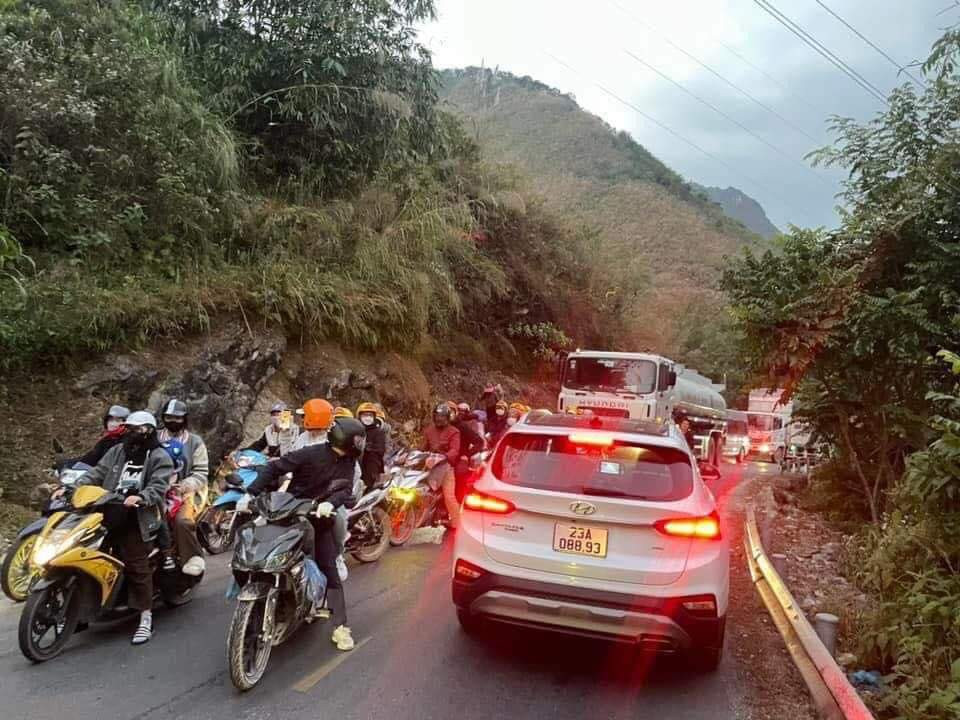 Nhiều du khách phải lên tiếng than thở vì tình trạng chen chúc trong việc di chuyển còn hơn cảnh tắc đường tại các thành phố lớn.