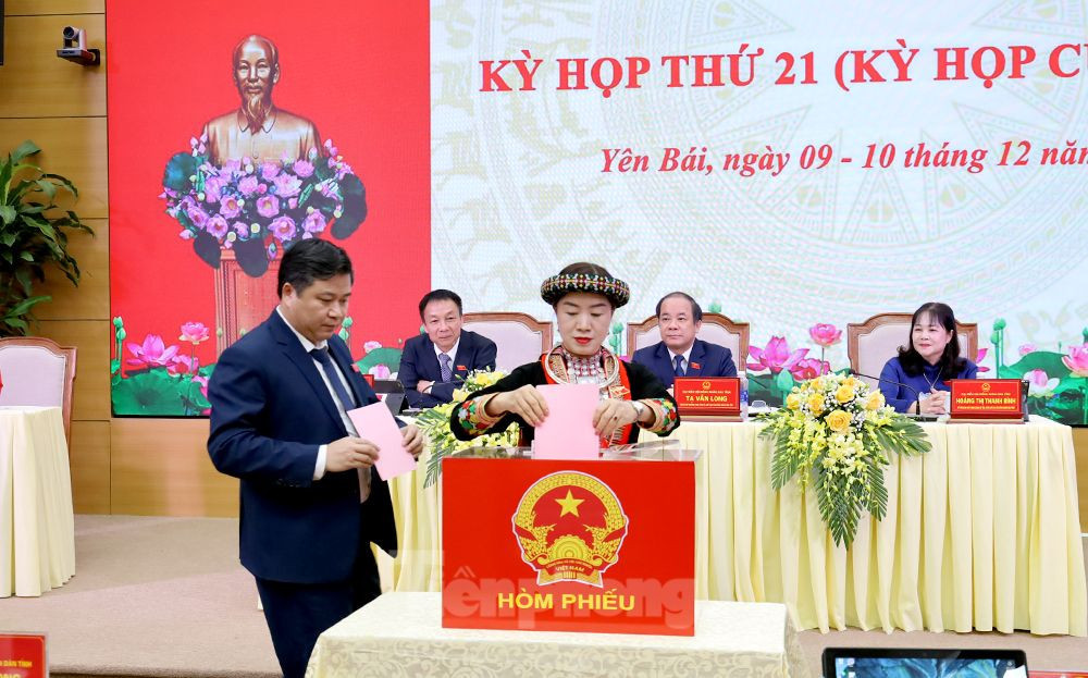 Các đại biểu bỏ phiếu bầu chức danh Chủ tịch UBND tỉnh. Các đại biểu bỏ phiếu bầu chức danh Chủ tịch UBND tỉnh.