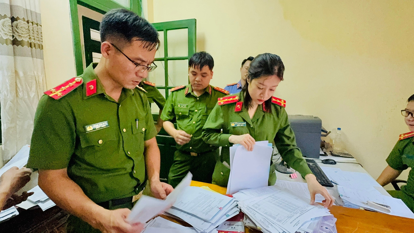 Khám xét nơi làm việc của Phạm Thị Mai. Ảnh: Thanh Tuấn.