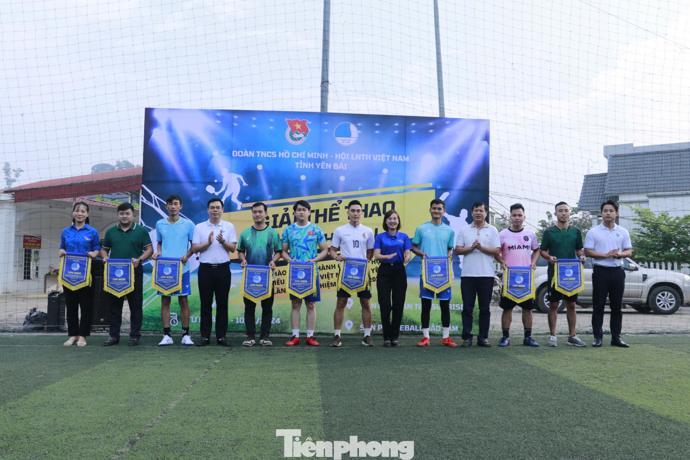 Ban Tổ chức trao cờ lưu niệm cho các đoàn tham dự Giải.