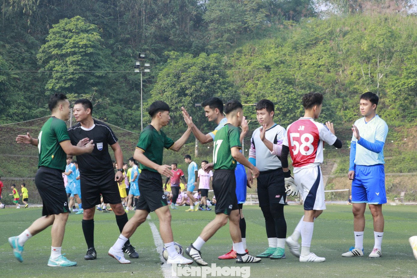 Ngay sau lễ khai mạc đã diễn ra những trận đấu gay cấn, hấp dẫn, thu hút sự quan tâm của đông đảo cổ động viên.