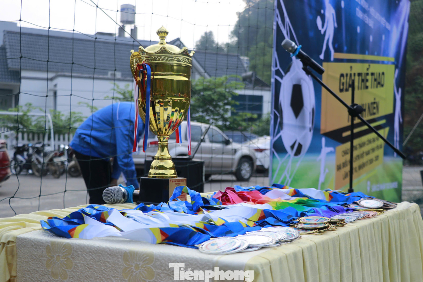 Ban Tổ chức trao cờ lưu niệm cho các đoàn tham dự Giải.