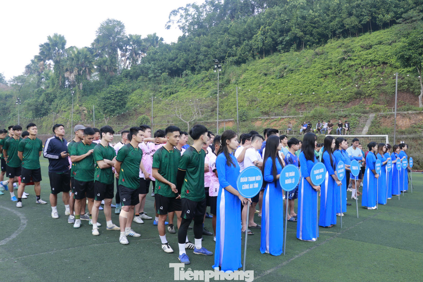 Ban Tổ chức trao cờ lưu niệm cho các đoàn tham dự Giải.