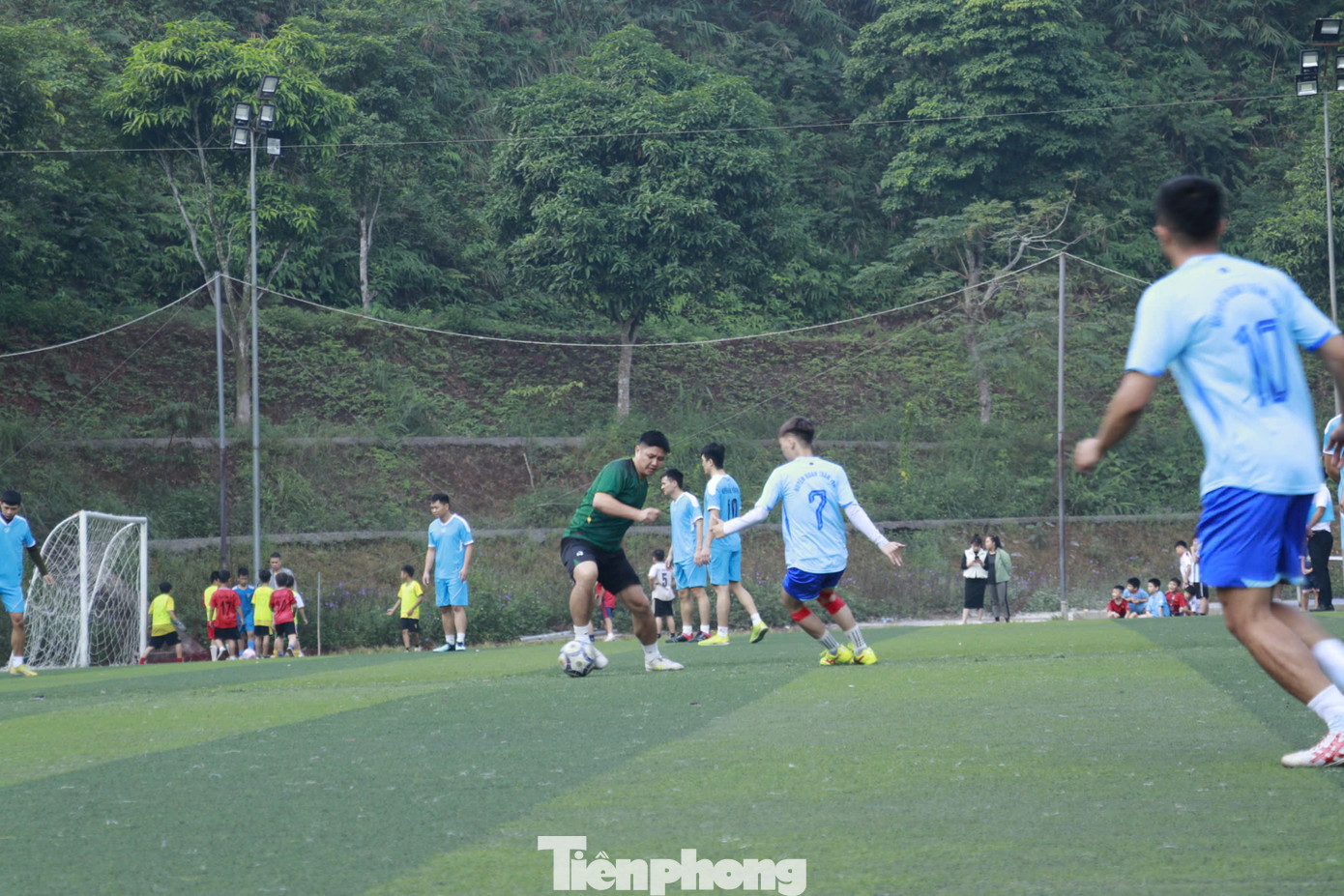 Ngay sau lễ khai mạc đã diễn ra những trận đấu gay cấn, hấp dẫn, thu hút sự quan tâm của đông đảo cổ động viên.