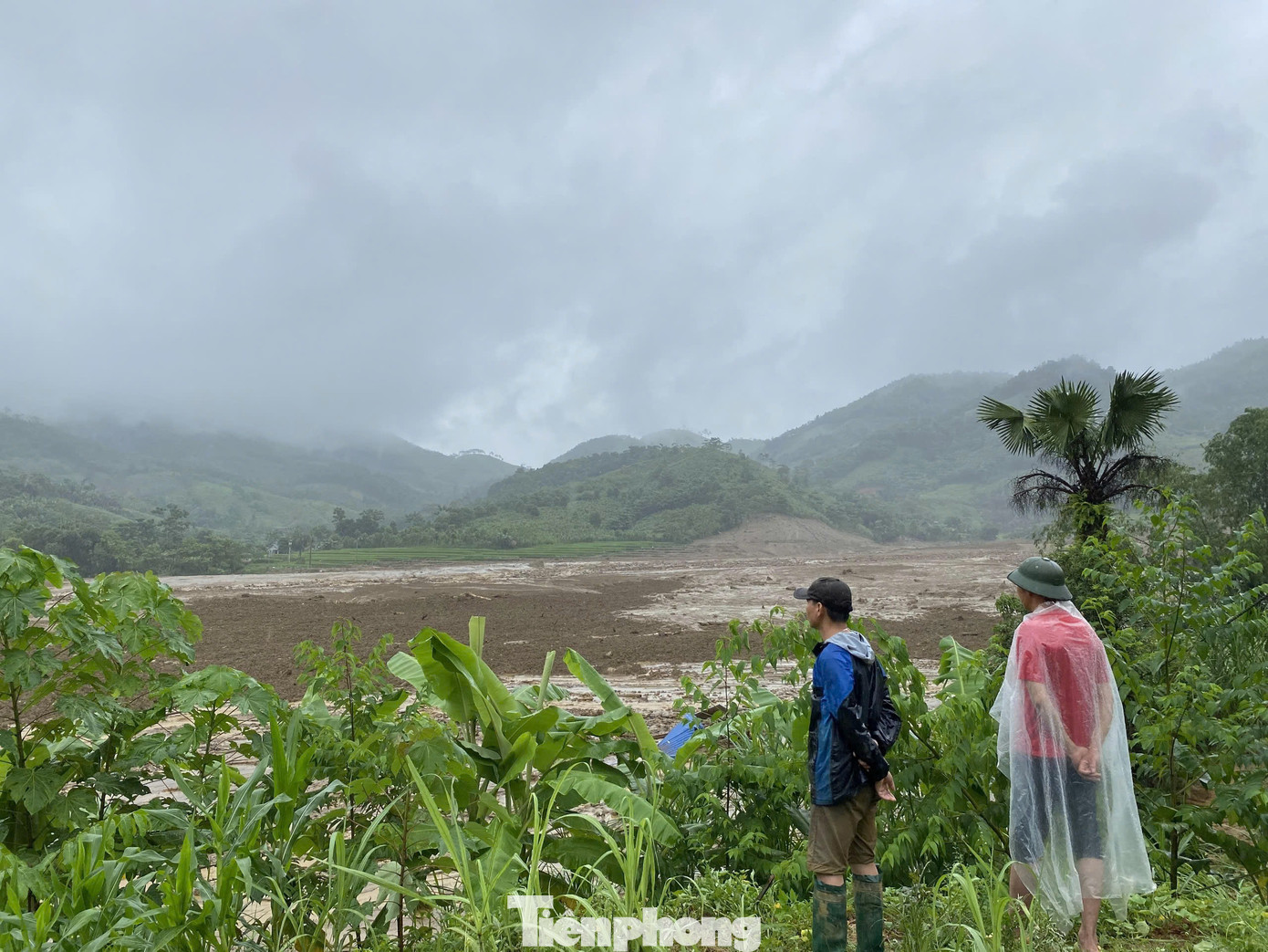 Trận lũ quét xảy ra lúc sáng sớm khiến mọi người bất ngờ. Trận lũ quét xảy ra lúc sáng sớm khiến mọi người bất ngờ.