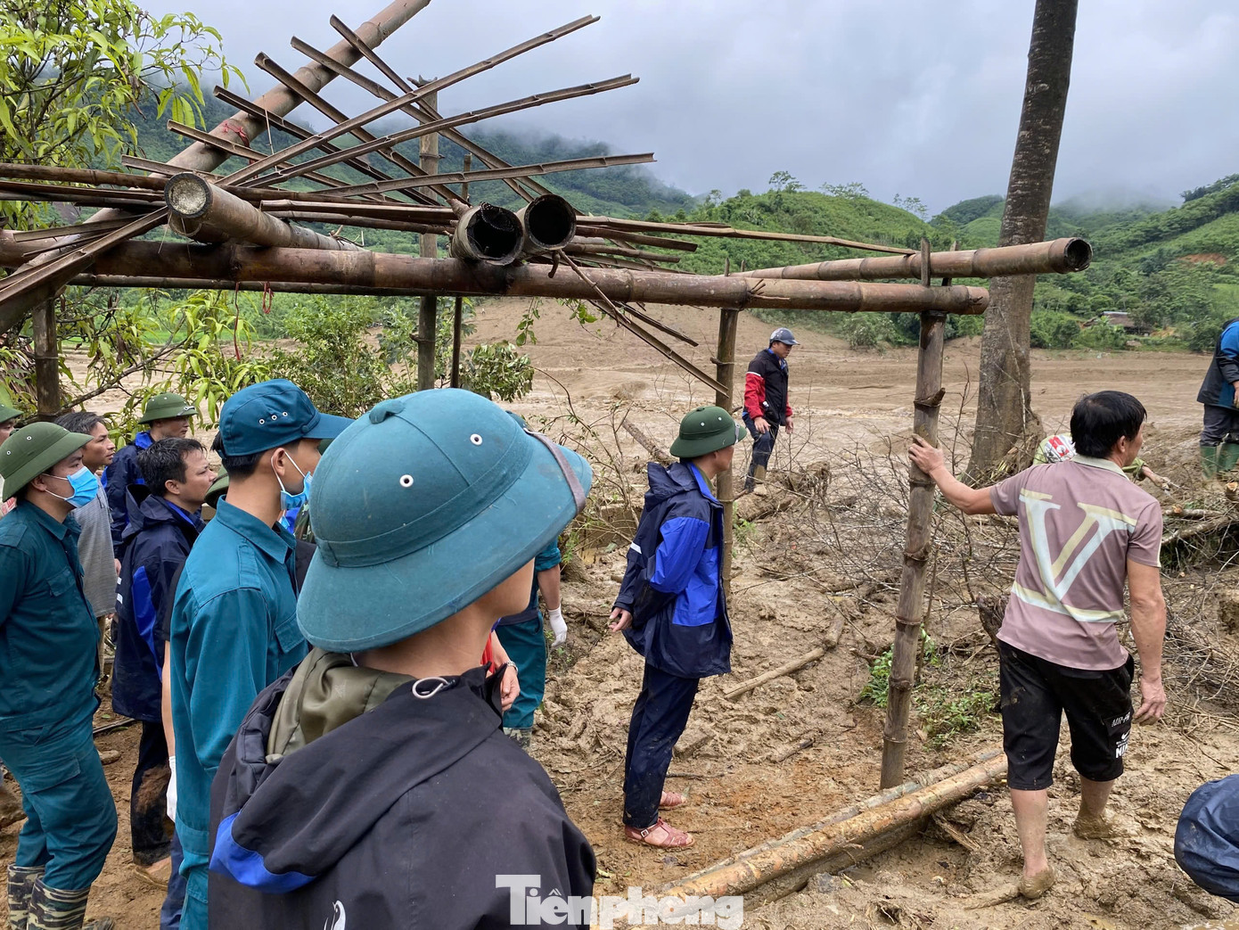 Lực lượng cứu hộ - cứu nạn đang khẩn trương tìm kiếm người bị chết, mất tích. Lực lượng cứu hộ - cứu nạn đang khẩn trương tìm kiếm người bị chết, mất tích.
