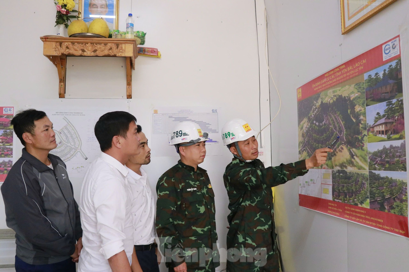 Khu tái định cư thôn Át Thượng được chia làm 2 giai đoạn. Trong đó, giai đoạn 1, Quân khu 2 sẽ hỗ trợ tỉnh Yên Bái đầu tư xây dựng Dự án bố trí tái định cư cho 35 hộ dân. Nhà được xây dựng mang đặc trưng kiến trúc nhà sàn dân tộc Tày, mỗi căn có tổng diện tích 130m2 sàn, diện tích 1 sàn 65m2 nhà ở, có khu vệ sinh tầng 1. Giai đoạn 2, huyện hỗ trợ mặt bằng cho người dân xây nhà.