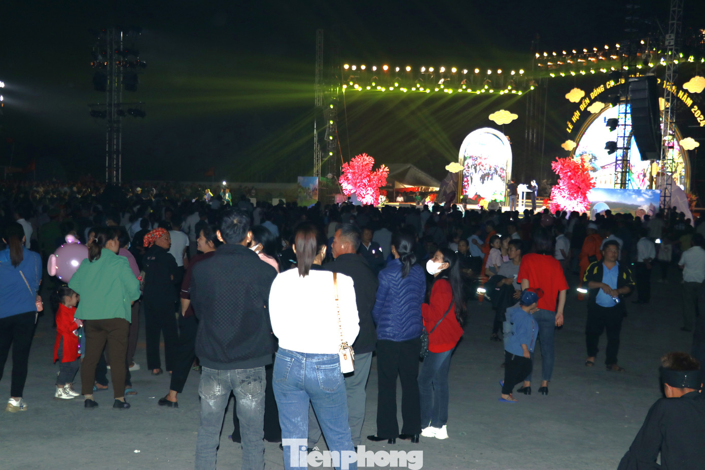 Tối 20/2, hàng vạn người dân từ các xã của huyện Văn Yên cũng như du khách mọi miền Tổ quốc đổ dồn về khu vực đền Đông Cuông để tham gia lễ hội, ai ai cũng mong muốn được chứng kiến nghi lễ mổ trâu trắng tế thần.