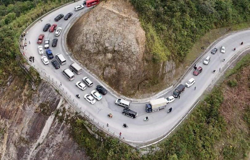 Đặc biệt khu vực Cổng trời Quản Bạ, đèo Mã Pì Lèng, lượng xe cộ thường xuyên xếp hàng dài di chuyển.