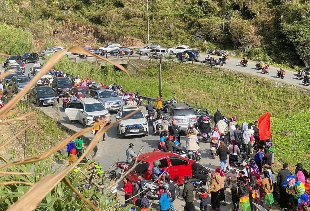 Tại các điểm du lịch nổi tiếng của Hà Giang bị ùn ứ kéo dài, lực lượng chức năng phải căng mình phân luồng giao thông nhằm tránh ách tắc.