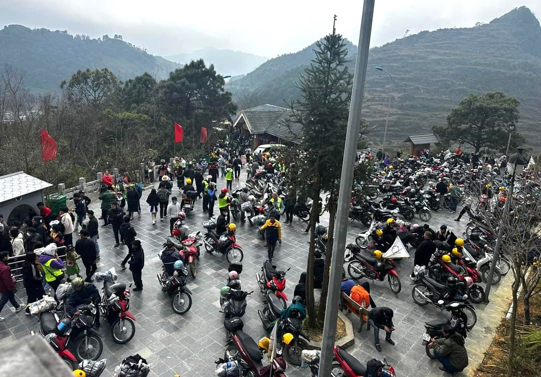 Đại diện Công viên Địa chất Cao nguyên đá Đồng Văn cho biết các khách sạn, homestay trên địa bàn gần như kín phòng. Riêng 13/2, thống kê sơ bộ cho thấy có khoảng 300.000 du khách ghé thăm các điểm tham quan trong công viên địa chất.