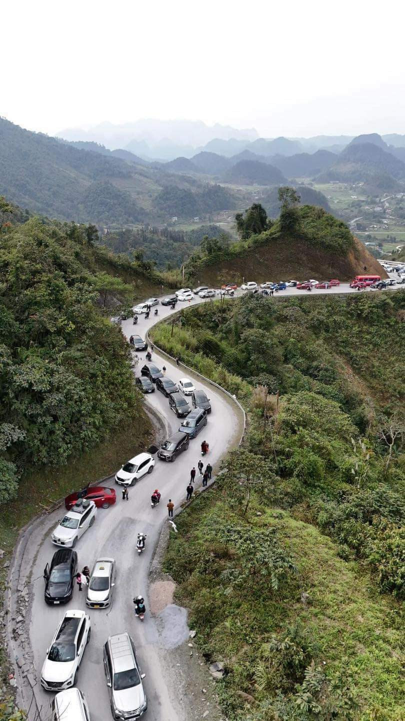 Ghi nhận của PV trong ngày Mùng 4 Tết, lượng du khách kéo đến Hà Giang không có xu hướng giảm, nhiều đoạn, tuyến đường bị ách tắc kéo dài.