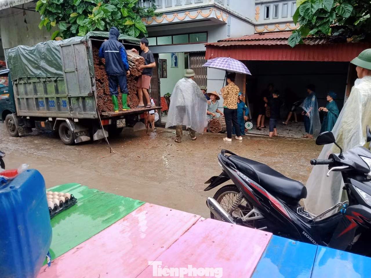 Ngay trong đêm ngày 7/9 và rạng sáng ngày 8/9, các địa phương của huyện đã di dời, sơ tán 1.229 người dân sống trong khu vực có nguy cơ cao quét và sạt lở đất đến nơi an toàn; trong đó có 111 người sống trong khu vực ngập lụt trên báo động 3 và 209 người sống trong khu vực nguy cơ cao lũ quét, 994 người sống trong khu vực nguy cơ cao sạt lở đất, nâng số dân được di dời đến nơi an toàn lên 1.319 người.